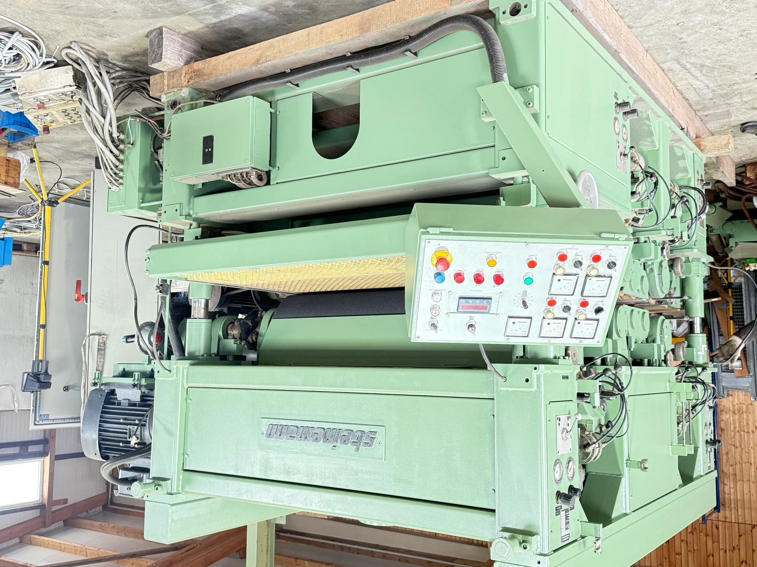 Macchina per la rettifica delle piastre